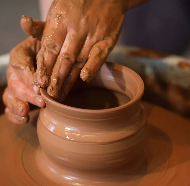 Vendemos arcilla, barro, esmaltes, útiles y herramientas a artesanos, alfareros, escuelas taller, talleres... en Talavera y Toledo. es un guiño a nuestra ciudad de la cerámica.